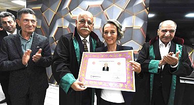 Tıp profesörü bu kez avukat cübbesini giydi