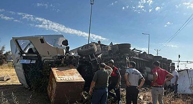 Tır ile çarpışan otomobilin sürücüsü kurtarılamadı