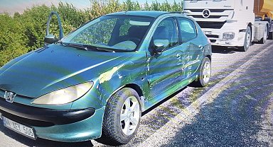 Tır otomobili sürükledi 3 yaralı