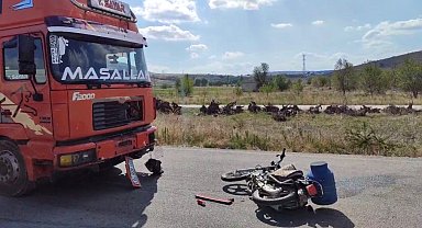Tırla çarpışan motosiklet sürücüsü ağır yaralandı