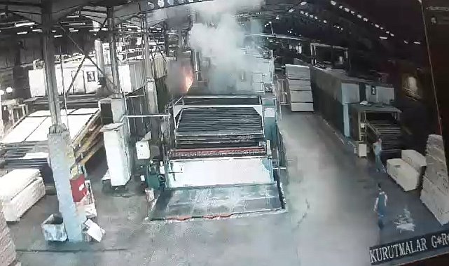 Tokat'ta orman ürünleri fabrikasında çıkan yangın kameraya yansıdı