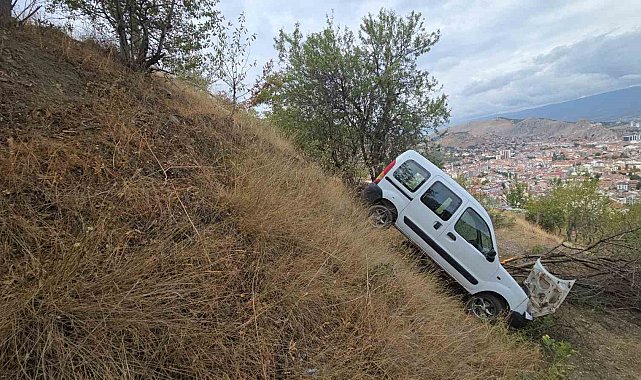 Tokat'ta uçuruma yuvarlanan araç ağaca çarparak durdu