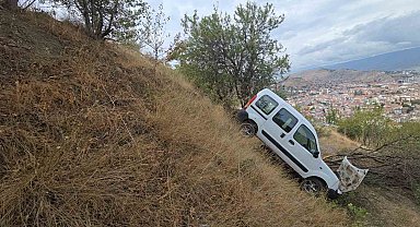 Tokat'ta uçuruma yuvarlanan araç ağaca çarparak durdu