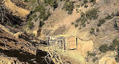 Toprak yüklü kamyon 25 metre yükseklikten uçuruma yuvarlandı