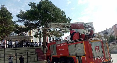 Topu kurtarmak için çıktığı ağaçta mahsur kaldı