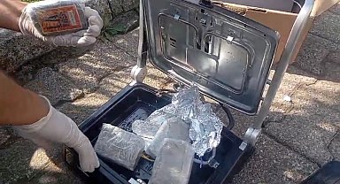 Tost makinesi içine gizlenmiş 2 kilo toz esrar ele geçirildi