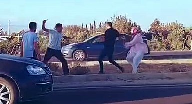Trafikte korku dolu anlar: Otobüs şoförü, otomobil sürücüsüne bıçakla saldırdı