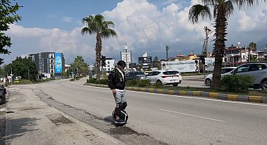Trafikte tek teker üzerinde yolculuk yapan sürücü ilgi odağı oluyor