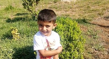 Traktörle geri manevra yapan baba oğlunu ezdi