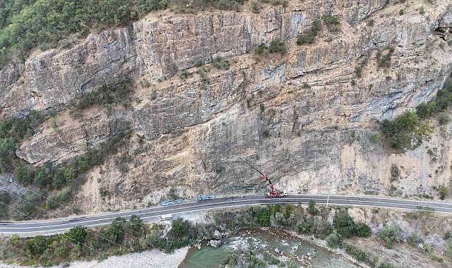 Tunceli'de kaya düşmelerinin ölüm ve yaralanmalara sebep olduğu yola çelik ağ