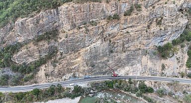 Tunceli'de kaya düşmelerinin ölüm ve yaralanmalara sebep olduğu yola çelik ağ