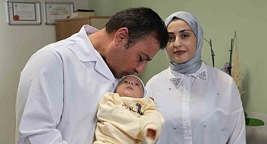 Tüp bebek yöntemiyle doğan çocuklarına doktorun adını verdiler