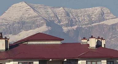 Türkiye'nin 2. zirvesine mevsimin ilk karı düştü