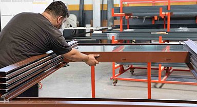 Türkiye'nin 81 ilinde kullanılan cam balkon ve gölgelendirme sistemlerini üretmek için özenle çalışıyorlar