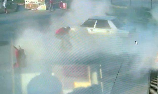 Tuzla'da otomobilde patlama anı kamerada