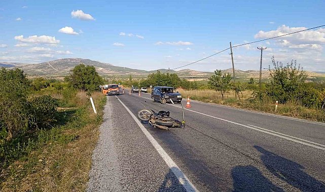 U dönüşü yaparken otomobilin çarptığı motosikletli öldü