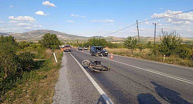 U dönüşü yaparken otomobilin çarptığı motosikletli öldü