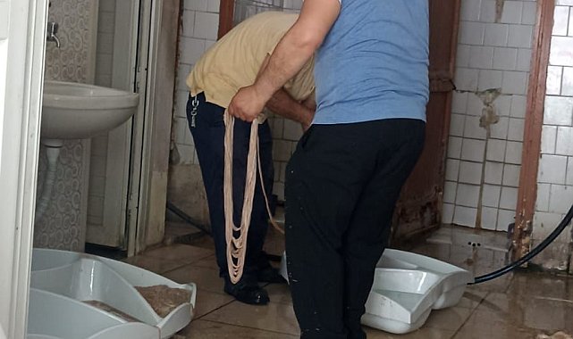 Umumi tuvalette bağırsak temizlediler