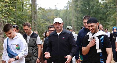 Üniversite öğrenciler hem yürüdü hem sohbet etti