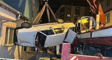 Uşak'ta kontrolden çıkan otomobil bina boşluğuna düştü: 1 ölü, 1 yaralı