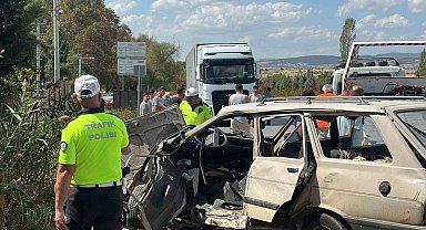 Uşak'ta otomobiller çarpıştı: 1 ölü, 4 yaralı