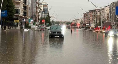 Uşak'ta sağanak yağış yolları göle çevirdi