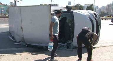 Üsküdar'da ev eşyası taşıyan kamyonet yan yattı: 1 yaralı