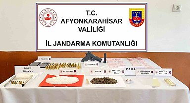 Uyuşturucu satmak isteyen şahıslar suikast silahıyla yakalandı