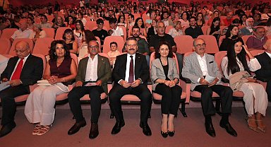 Vali Aksoy ve eşi 'Bir Ulus Uyanıyor' adlı konsere katıldı