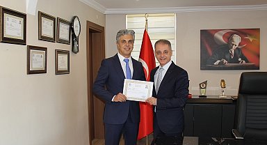 Vali Aydoğdu'dan Başhekim Kuyrukluyıldız'a başarı belgesi