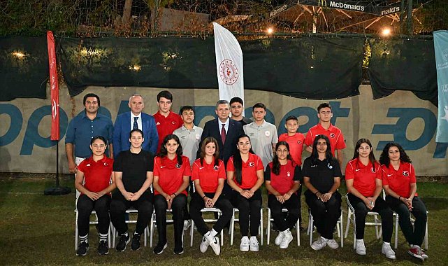 Vali Şahin, 'Antalya'nın altın çocukları' ile bir araya geldi