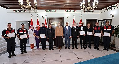 Vali Yiğitbaşı teşekkür edilen kamu personeline başarı belgesi takdim etti