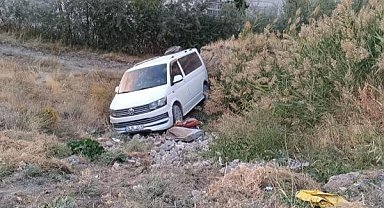 Van'da el freni çekilmeyen araç şarampole yuvarlandı