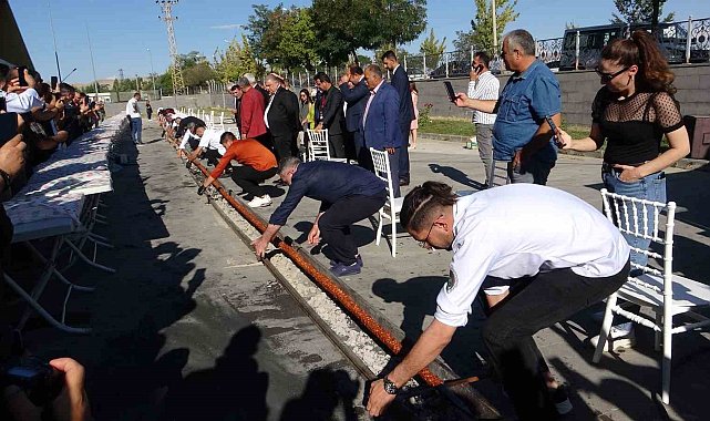 Van'da tek şişte yapılan 65 metrelik kebap dakikalar içerisinde tüketildi
