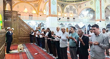 Van'da vatandaşlar Mevlit Kandili'nde camilere akın etti