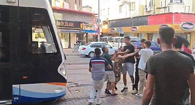 Vatman ile tartıştı, ayırmaya gelen esnafın peşinden bıçakla gitti