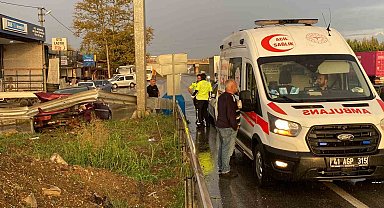 Yağış sebebiyle kayganlaşan yolda araç bariyerlere çarptı: 1 yaralı
