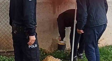 Yağmur altında kedi kurtarma operasyonu: boruya sıkışan kedi itfaiye ekiplerince kurtarıldı