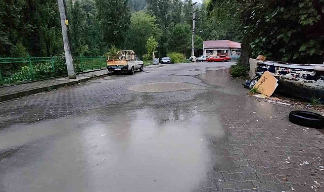 Yağmur sonrası yollar göle döndü, mahalleli belediyeden mazgal istedi