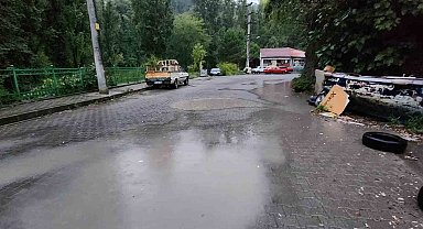 Yağmur sonrası yollar göle döndü, mahalleli belediyeden mazgal istedi
