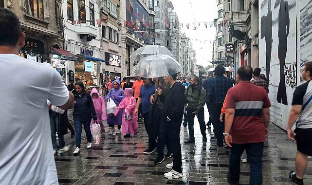 Yağmura Taksim Meydanı'nda yakalanan vatandaşlar zor anlar yaşadı