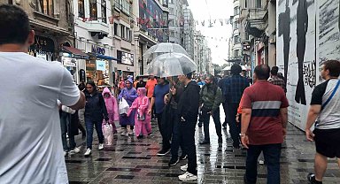 Yağmura Taksim Meydanı'nda yakalanan vatandaşlar zor anlar yaşadı