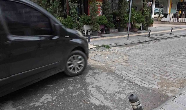 Yalova'da bozuk yolu belediye yapmayınca iş vatandaşa düştü