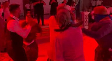Yalova'da damadın arkadaşları kadın kılığına girerek düğünü bastı
