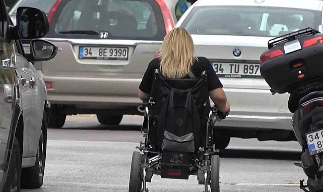 Yalova'da engellilerin tekerlekli sandalyeyle tehlikeli yolculuğu isyan ettirdi