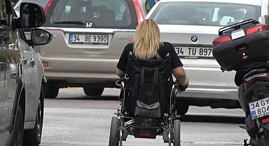 Yalova'da engellilerin tekerlekli sandalyeyle tehlikeli yolculuğu isyan ettirdi