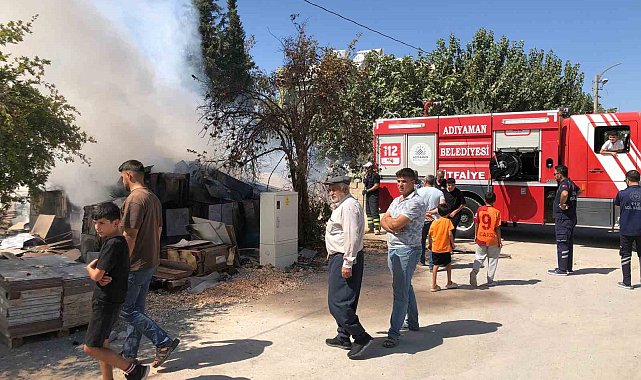 Yapı malzemelerinden çıkan yangın paniğe neden oldu