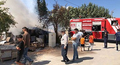 Yapı malzemelerinden çıkan yangın paniğe neden oldu