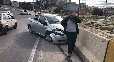 Yardıma diye geldikleri kazazedenin telefonunu çaldılar