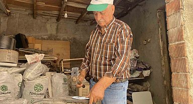 Yaşına ve bir gözü görmemesine rağmen azimle çalışmaya devam ediyor